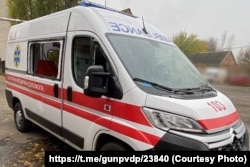 Наслідки атаки FPV- дрона по «швидкій» 3 листопада у Нікополі. Фото Головного управління Національної поліції у Дніпропетровській області