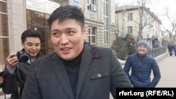 Активист группы «Антигептил» Сакен Байкенов после оглашения решения суда по его делу. Астана, 13 апреля 2015 года.