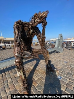 Сучасна скульптура неподалік королівського палацу має назву «Ключ від майбутнього»