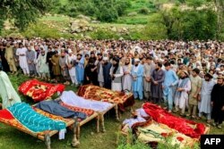 د باجوړ په سالارزیو کې خلک په ورښتونو او سېلابونو کې د وژل شویو د جنازې لمونځ کوي - د اګست ۱۵مې انځور.