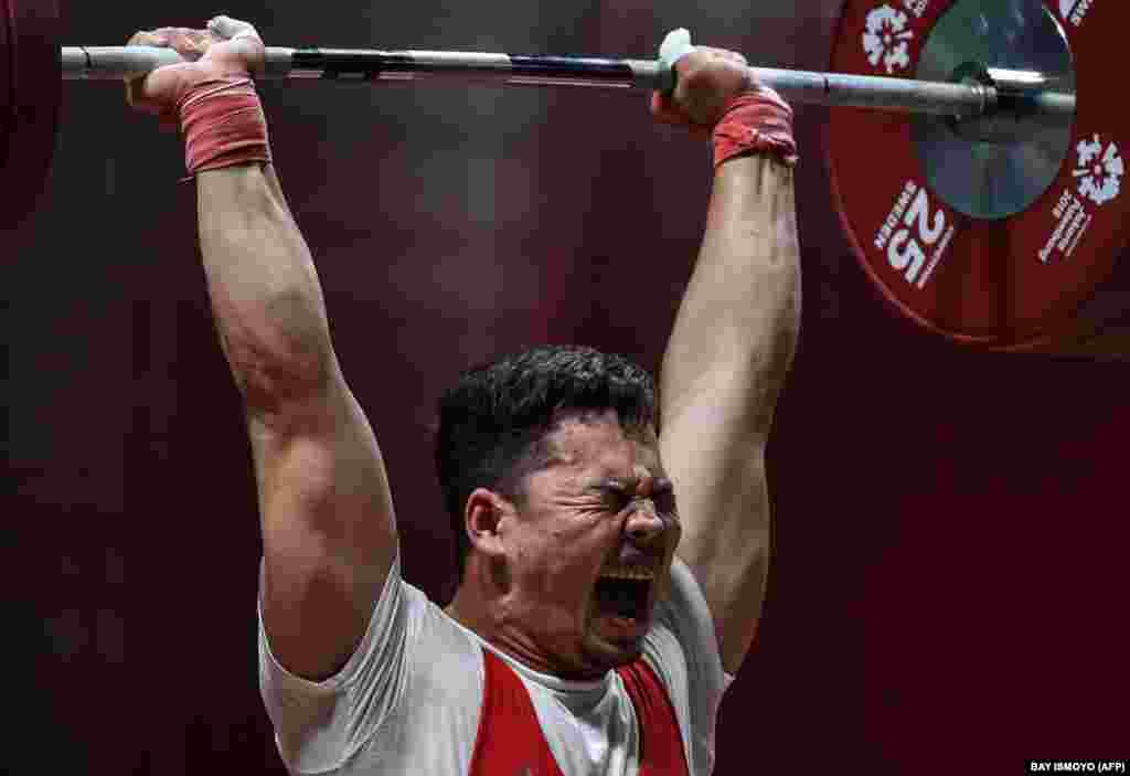 25 жаштагы Бакдөөлөт Расулбеков оор атлетика боюнча Кыргызстандын беш жолку чемпиону. Ал Токио оюндарында 96 килограммга чейинки салмакта күч сынашат.&nbsp;