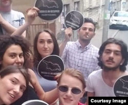 ლევან სიხარულიძე [თეთრი, შავკუბებიანი პერანგით] ანტისაოკუპაციო აქტივისტებთან ერთად