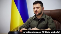 Володимир Зеленський вказав на те, що в місті під обстрілами наразі перебуває близько 100 тисяч людей без доступу до їжі, води та медикаментів