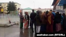 Çörek nobatynda duran türkmenistanlylar. Arhiw suraty