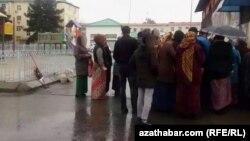 Очередь за хлебом в Ашхабаде, февраль, 2020