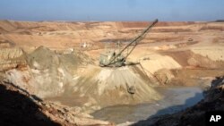 Vedere a unei mine de ilmenit în carieră deschisă în regiunea Kirovohrad, Ucraina, la 12 februarie 2025.