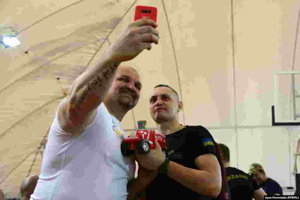 Тренер збірної України на &laquo;Іграх нескорених&raquo; і учасник відкритого тренування роблять селфі