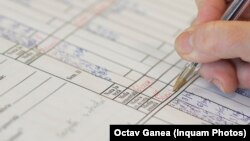 Absolvenții claselor a VIII-a susțin probele scrise la limba română și la matematică. Pe baza mediei aritmetice dintre cele două note obținute vor intra la liceu. 