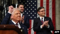 Donald Trump își începe discursul în fața Congresului. În spatele lui, vicepreședintele JD Vance și președintele Camerei Reprezentanților, Mike Johnson. Washington, 4 martie.