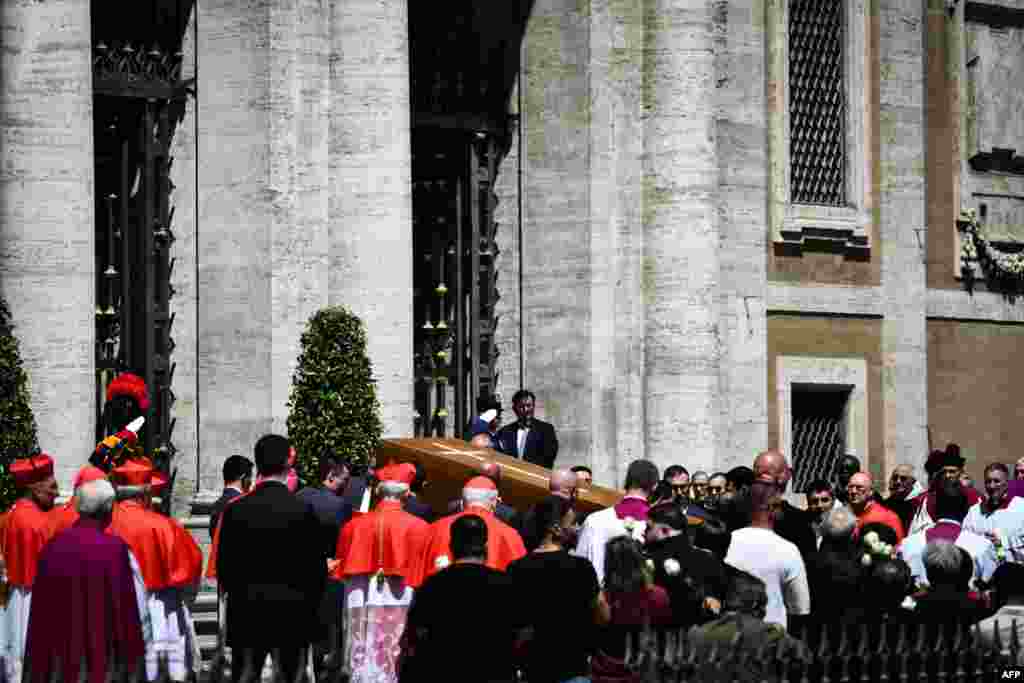 Arkivoli i Papa Françeskut të ndjerë futet në Bazilikën Santa Maria Maggiore, vendi i varrimit të tij, gjatë ceremonisë së varrimit në Romë.