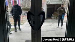 Katanac na ulaznim vratima Fakulteta tehničkih nauka u Novom Sadu, 9. decembar 2024.