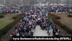 В 2012 году попытка продажи месторождения ООО «Азовское рудоуправление» провалилась в связи с массовыми протестами, в 2021 - люди снова массово выходили на акции