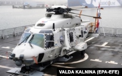 Вертоліт Lynx на палубі фрегата HNLMS Tromp Королівських ВМС Нідерландів в Таллінні, Естонія, 17 січня 2025 року Вертоліт «Лінкс» (Lynx) на палубі під час дня преси на фрегаті Королівських ВМС Нідерландів HNLMS Tromp у Таллінні, Естонія, 17 січня 2025 року.