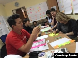 "Уральская неделя" редакциясындағы жиналыс (газет архивіндегі сурет)