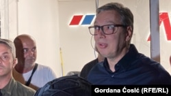 Președintele sârb Aleksandar Vucic în sediul distrus al Partidului Progresist Sârb, aflat la putere, 18 august 2025.