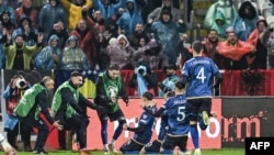 Florent Muslija së bashku me bashkëlojtarët e tij të Kosovës e festojnë golin e tij në barazimin 1:1 me Zvicrën në ndeshjen e Grupit B kualifikues për Kupën e Botës 2026, në Prishtinë, 18 nëntor.