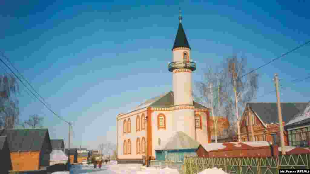 Мечеть "Рамазан".&nbsp;Четвертая мечеть Белозерья, построена в 1999 году. Первый и второй этажи мечети используются двумя разными махаллями: по линии Совета муфтиев России &ndash; "Рамазан" (председатель организации &ndash; Ахметов Равил, имам &ndash; Гульзаваров Касим) и по линии ЦДУМ России &ndash; "Салават" (имам Сайфутдинов Рафик)