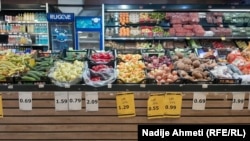 Pemë e perime në raftet e një marketi në Prishtinë me çmim aksion, shtator 2025.