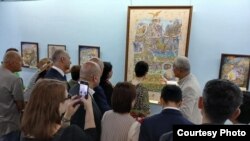 Олим Камолов рӯзи 3 май дар ифтитоҳи намоишгоҳ ба меҳмонҳои ин ҷашн асарҳои худро муаррифӣ намуд 