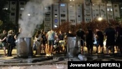 Zapaljeni kontejneri na protestu "Srbijo, probudi se" u Novom Sadu, 13.8.2025.