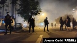 Policija na protestu ispred prostorija Srpske napredne stranke (SNS) u Novom Sadu, 13.8.2025.