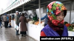 Azatlygyň habarçylary häkimiýetleriň azyk harytlarynyň satylýan nokatlarynda gözegçiligi amala aşyrýanadyklaryny aýdýarlar. 