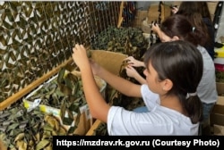 Студенти Євпаторійського медичного коледжу плетуть маскувальні сітки для російських військових, які беруть участь у повномасштабному вторгненні Росії в Україну, 21 жовтня 2024 року