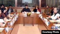 سېنېټر هلال الرحمن د کمېټۍ د غونډې مشري کوي