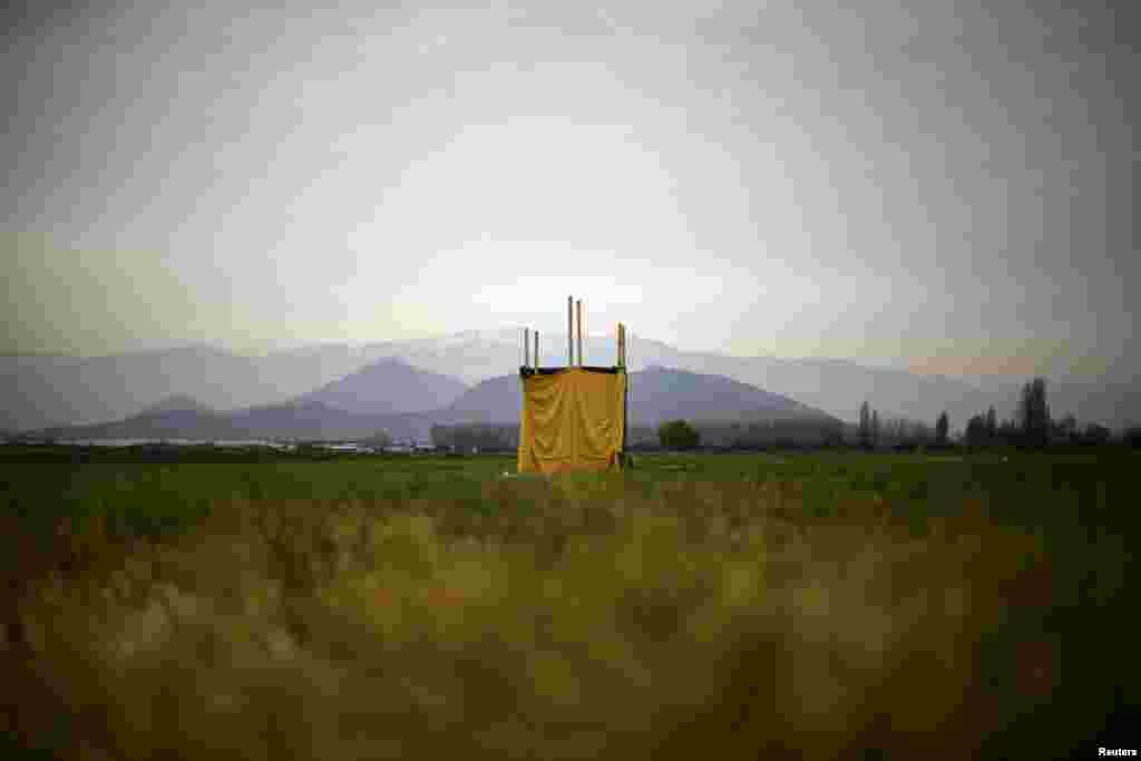 Прыбіральня ў чыстым полі на ўскрайку Сант'яга, Чылі