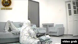 Тәжікстан Ислам өркендеу партиясы мүшесін қаралау мақсатында интернетке жарияланған видеоның скриншоты.  