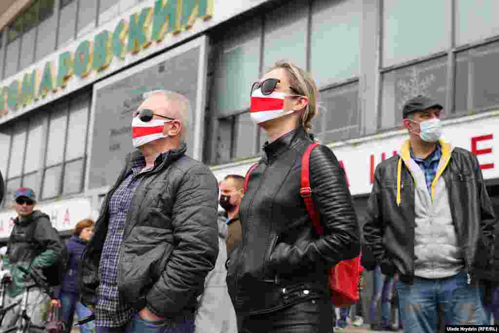 Many of those who turned up near the market in Minsk on May 24 wore masks and practiced physical distancing. Lukashenka has called the COVID-19 pandemic a "psychosis," despite the climbing number of cases and deaths in Belarus.