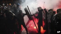 Pamje nga përleshjet mes protestuesve dhe policisë më 5 shtator në Novi Sad.