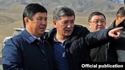 Премьер-министр Темир Cариев (солдо) менен транспорт министри Аргынбек Малабаев.  