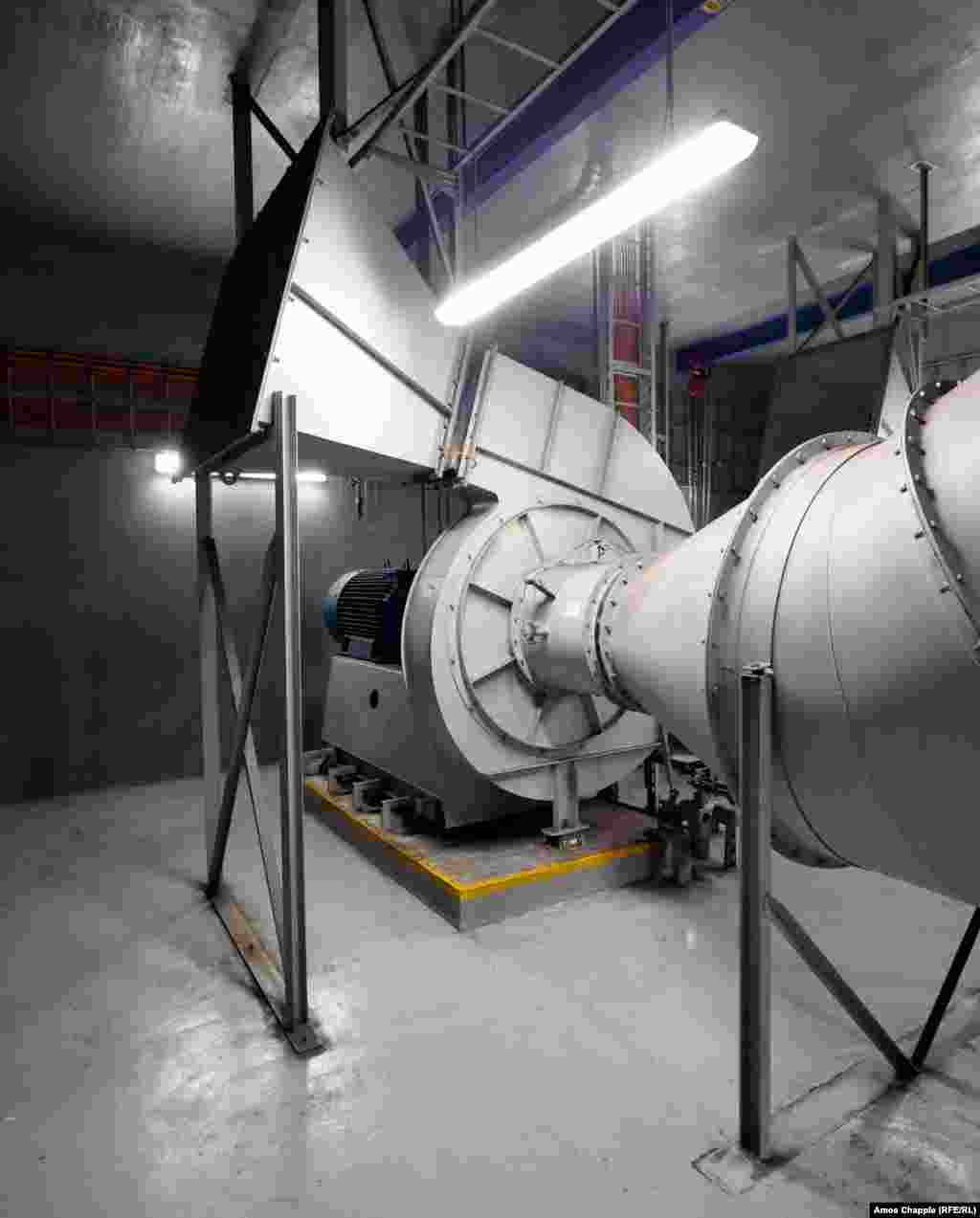 Вентилятор у кімнаті, за словами працівників, оглушливо гучний, коли OSM працює. Йозеф Філіп, технічний менеджер OSM, сказав Радіо Свобода, що мережа укриттів під час радянського комуністичного режиму в Чехословаччині була державною таємницею. &laquo;Система була побудована під час Холодної війни і перебувала під контролем військових&raquo;, &ndash; каже Філіп