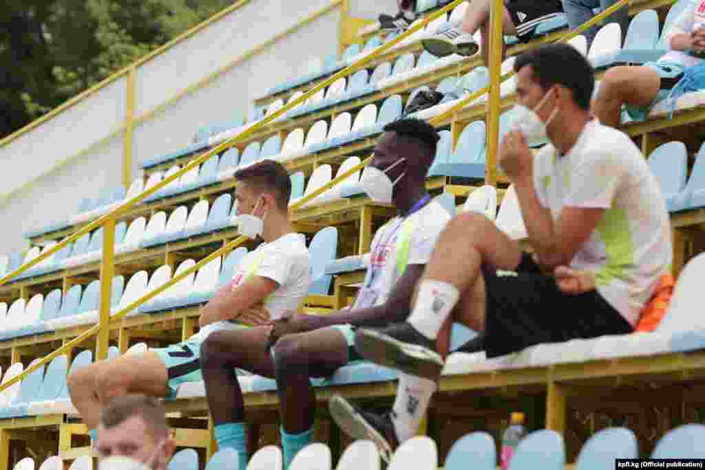 Атаандаштарынын оюнуна көз салып отурган &laquo;Абдыш-Ата&raquo; командасынын оюнчулары.&nbsp;