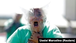 Braziliýada prezident Žair Bolsonaronyň COVID-19 ykrar etmeýän syýasatyna garşy geçirilýän demonstrasiýa. 2021-nji ýylyň ýanwary.