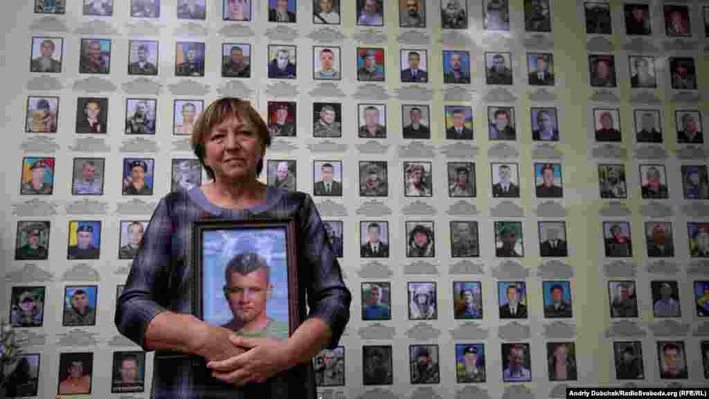 Ніна Брановицька, мати загиблого «кіборга» Ігоря Брановицького, висловила жаль, що вшанування пройшло, як завжди, &laquo;без офіційних персон&raquo;