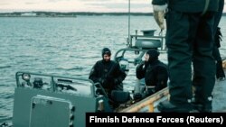 Până recent, țările din zona Balticii au contanbilizat pagubele; acum încearcă să preîntâmpine sabotajele de care suspectează așa-numita flotă din umbră a Rusiei, prin patrule sistematice. 