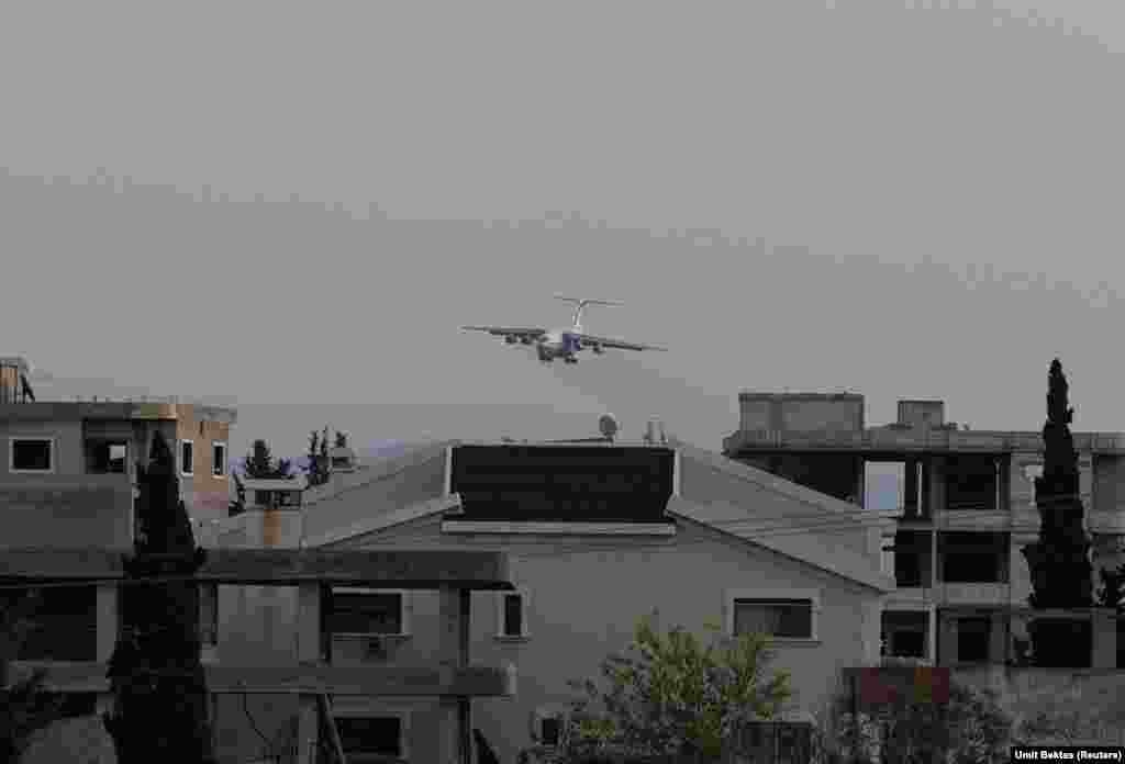 Російський транспортний літак іде на посадку на авіабазі&nbsp;Хмеймім. Для Бектаса найбільшим здивуванням у новій реальності був той факт, що він взагалі може працювати поблизу російської авіабази. &laquo;У минулому було б неможливо поїхати до&nbsp;Латакії та робити подібні фото. Тебе б затримали в перші хвилини&raquo;, &ndash; розповідає фотограф