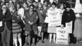 Demonstranți contra Pieței Comune în fața Camerei Comunelor de la Londra, 28 octombrie 1971. Pe 31 ianuarie 2020, Marea Britanie a părăsit Uniunea Europeană (moștenitoarea Pieței Comune), după ce în 2016, 52% dintre britanici au votat pentru Brexit. 