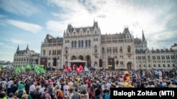 Кытай университетине каршы акция. Венгрия.