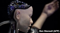 Илустрација - робот со човечки лик