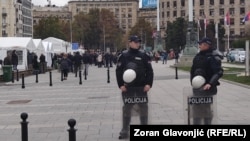  Policija ispred šatorskog naselja pristalica vlasti na platou Skupštine Srbije, 3. novembar 2025. 