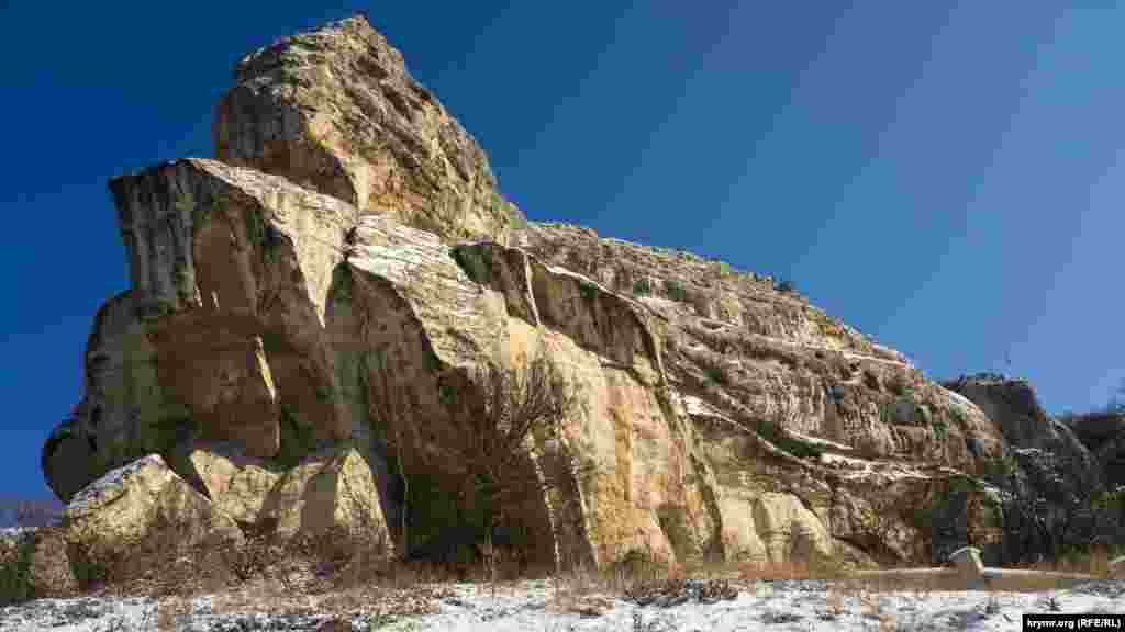 Чуфут-Кале, мыс Бурунчак. Справа виднеется верхушка каменного забора, перекрывающего ущелье Марьям-Дере (ущелье Марии)