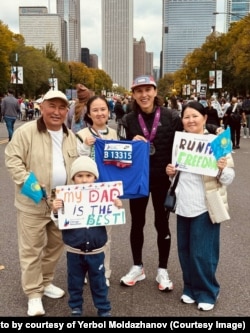 Ербол Молдажанов (оң жақтан екінші) отбасы мүшелерімен бірге тұр (отбасы архивіндегі фото)