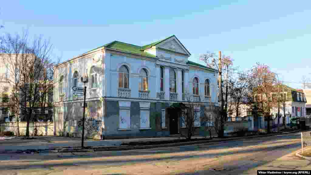 Відразу за мостом розташована будівля, що є пам'ятником архітектури ХХ століття. У ній до осені 2014 року перебував офіс Меджлісу кримськотатарського народу, а також редакція газети &laquo;Авдет&raquo; і благодійна організація &laquo;Фонд &laquo;Крим&raquo;, що була власником будівлі