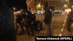 გრძელდება საპროტესტო აქციები თბილისში და საქართველოს რეგიონებში. დაკავებულთა უმრავლესობას ძალადობის კვალი აღენიშნებათ. ფოტო: 29 ნოემბერი, 2024 წელი. 