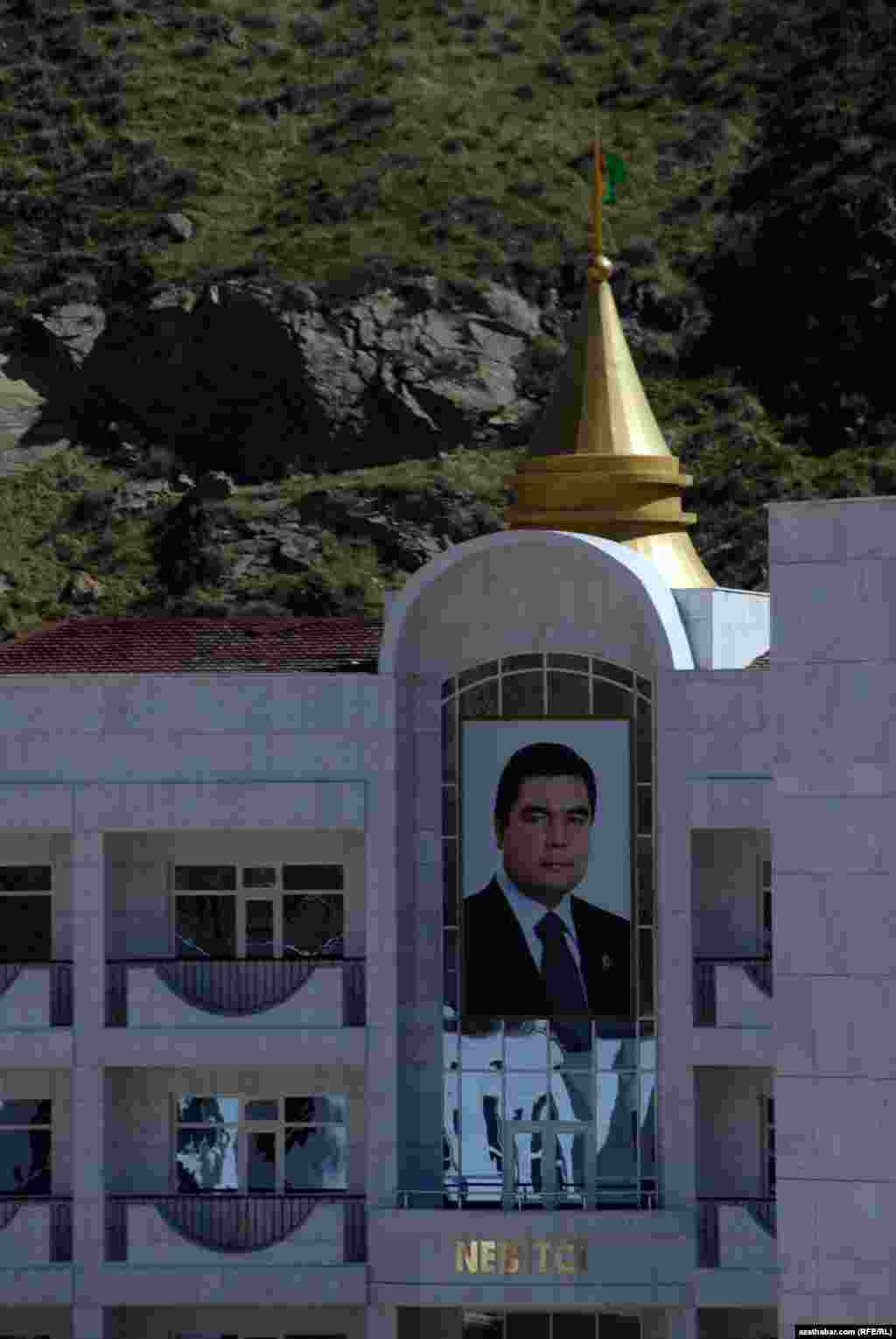 Gökderedäki binalaryň ençemesinde prezident G.Berdimuhamedowyň portretleri oturdylan&nbsp; &nbsp;&nbsp;