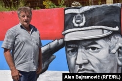 Za Srđana Stankovića, predsjednika Boračke organizacije Foča, svi murali u Foči su „srpske ikone i svetinje“ (Foto: Stanković pored murala Ratku Mladiću)