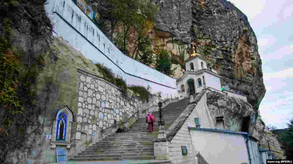 Панівне становище в Мар'ям-Дере у прямому й переносному значенні зайняв монастир Московської єпархії Української православної церкви